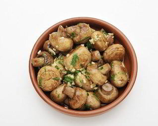 Жареные грибы с чесноком, петрушкой и лимонным соком