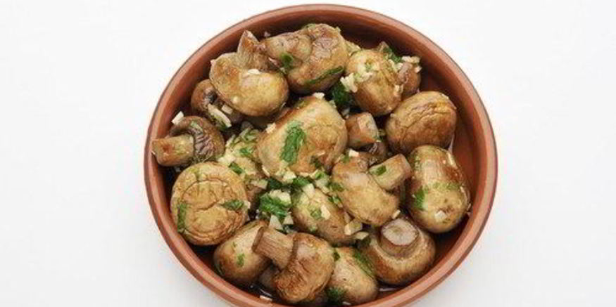 Рецепт жареных грибов с чесноком, петрушкой и лимонным соком