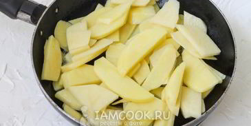 жареные грибы с картошкой на сковороде