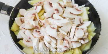 жареные грибы с картошкой на сковороде