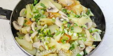жареные грибы с картошкой на сковороде