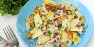 жареные грибы с картошкой на сковороде