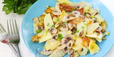 жареные грибы с картошкой на сковороде