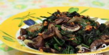 жареные грибы со шпинатом
