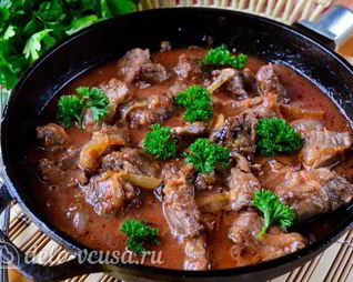 Гуляш из говядины с подливкой