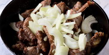 гуляш из говядины с подливкой