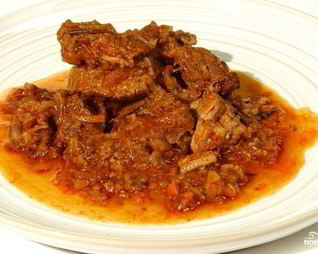 Гуляш из говядины с томатной пастой