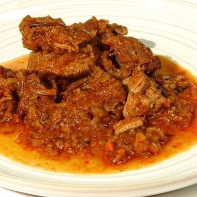 Гуляш из говядины с томатной пастой