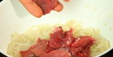 гуляш из говядины с томатной пастой