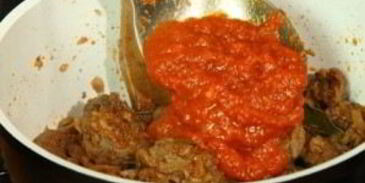 гуляш из говядины с томатной пастой