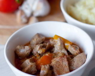 Гуляш из индейки по-испански