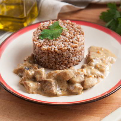 Гуляш из телятины с маринованными огурчиками