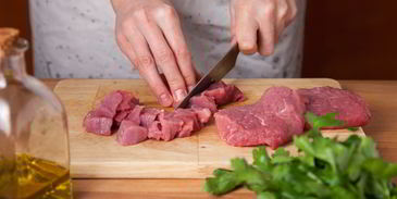 гуляш из телятины с маринованными огурчиками