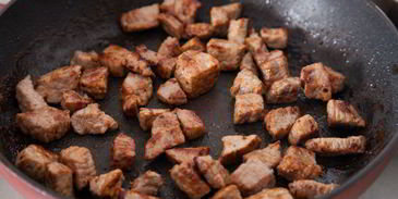 гуляш из телятины с маринованными огурчиками