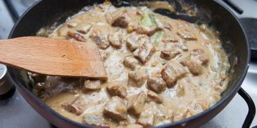 гуляш из телятины с маринованными огурчиками