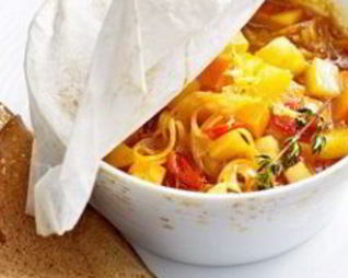 Гуляш из тушеного картофеля с хрустящим ржаным хлебом