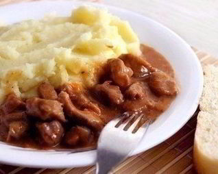Мясной гуляш с подливкой и картофельным пюре