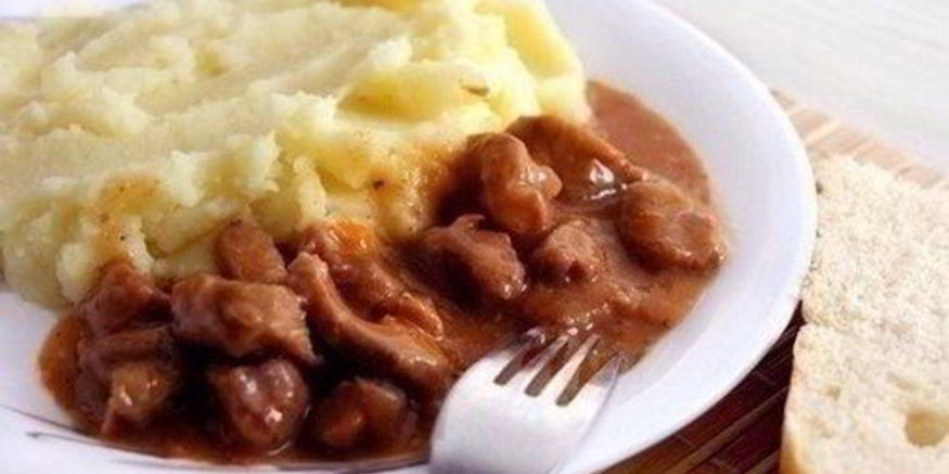 Рецепт мясного гуляша с подливкой и картофельным пюре