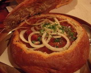 Венгерский суп-гуляш в хлебе