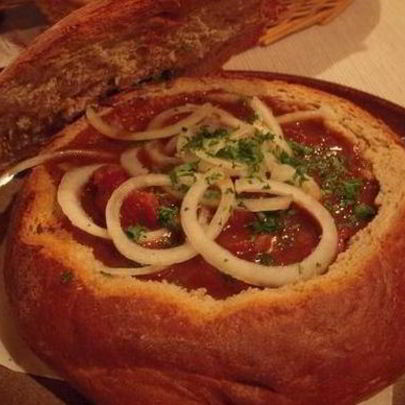 Венгерский суп-гуляш в хлебе