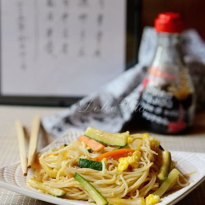 Кантонская лапша с овощами, грибами и яйцом