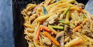 кантонская лапша с овощами, грибами и яйцом