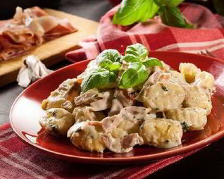 Клецки в сливочно-луковом соусе