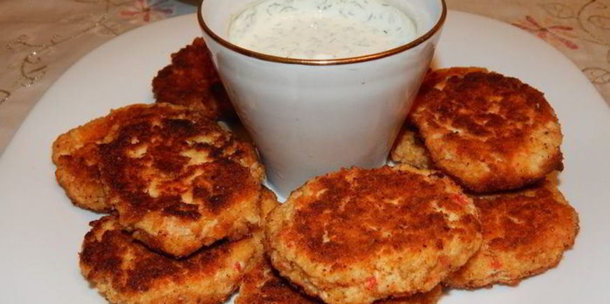 Рецепт котлет из крабовых палочек со сметанным соусом