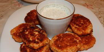 котлеты из крабовых палочек со сметанным соусом