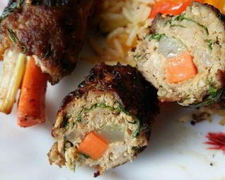 Котлеты по-корейски на подушке из риса с овощами