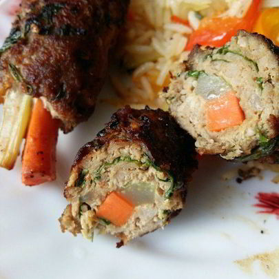 Котлеты по-корейски на подушке из риса с овощами