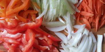 котлеты по-корейски на подушке из риса с овощами