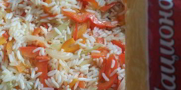 котлеты по-корейски на подушке из риса с овощами