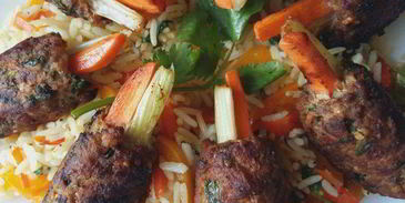 котлеты по-корейски на подушке из риса с овощами