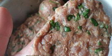 котлеты по-корейски на подушке из риса с овощами