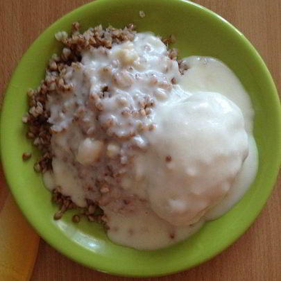 Куриные котлетки с белым соусом и гречкой на пару