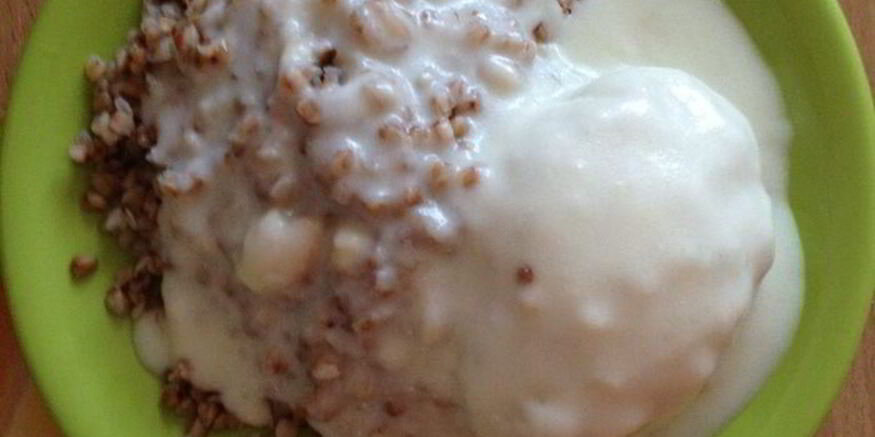 Рецепт куриных котлеток с белым соусом и гречкой на пару