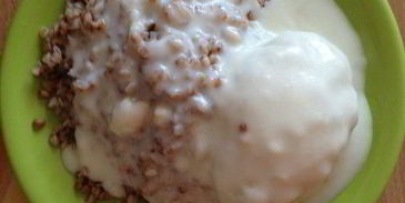 куриные котлетки с белым соусом и гречкой на пару