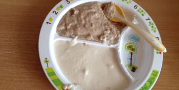 куриные котлетки с белым соусом и гречкой на пару