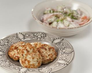 Куриные котлеты с овощным салатом