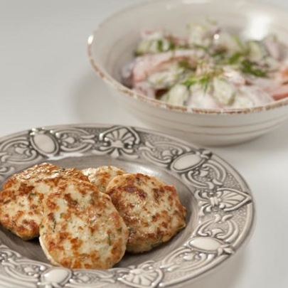 Куриные котлеты с овощным салатом