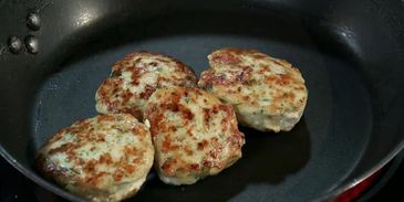 куриные котлеты с овощным салатом