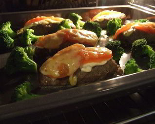 Мясные котлетки запеченые с овощами