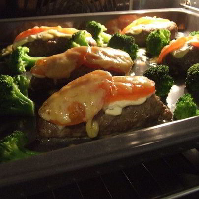 Мясные котлетки запеченые с овощами