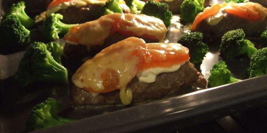 Рецепт мясных котлеток запеченых с овощами