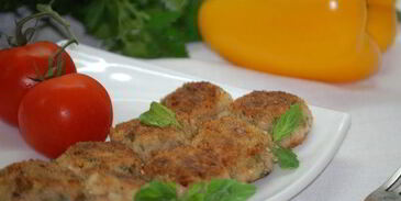 рубленые куриные котлеты с грибами и базиликом