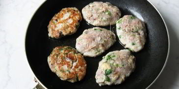 рыбные котлеты с сыром и грибами