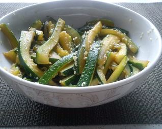 Лапша из цукини с кунжутом