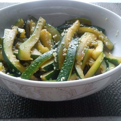 Лапша из цукини с кунжутом