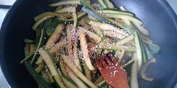 лапша из цукини с кунжутом